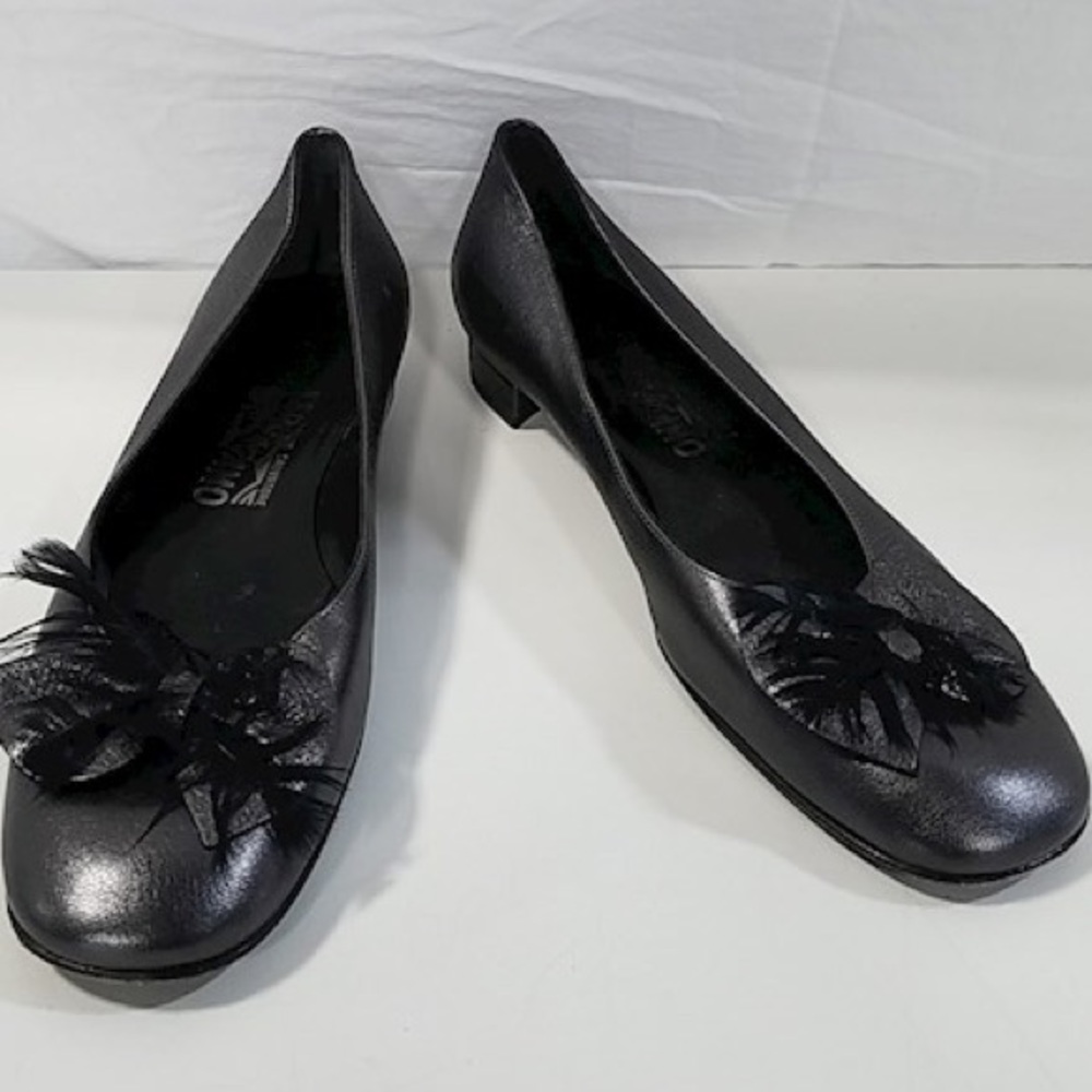 Salvatore Ferragamo charcoal grey ballet flats with feather design SZ 8.5 B